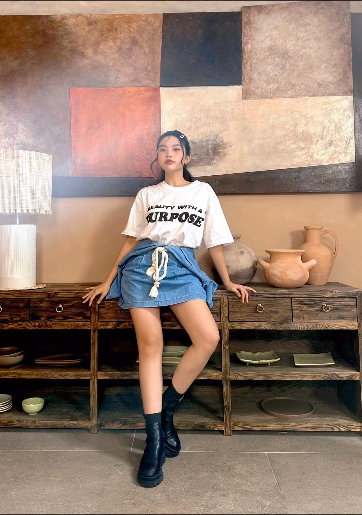 Vóc dáng gọn gàng nhờ giảm cân tích cực cũng giúp "cô bé hát dân ca" tự tin diện những trang phục tôn lên lợi thế đôi chân nuột nà, vòng eo thon.