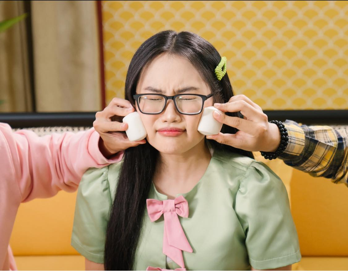 Theo Tiền Phong, Phương Mỹ Chi lén gia đình uống thuốc giảm cân cấp tốc không rõ nguồn gốc. Hậu quả kéo theo khiến nữ ca sĩ bị co thắt bao tử và đứng không vững.