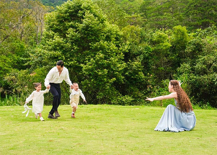 Những hình ảnh đẹp như trong truyện cổ tích của MV với sự diễn xuất của 4 người trong gia đình Hồ Ngọc Hà khiến fan nóng lòng được thưởng thức sản phẩm âm nhạc mới của nữ ca sĩ quê Quảng Bình.