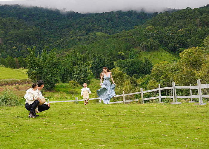 Lisa và Leon là "trái ngọt" tình yêu của Hà Hồ - Kim Lý. Cặp song sinh chào đời vào tháng 11/2020.