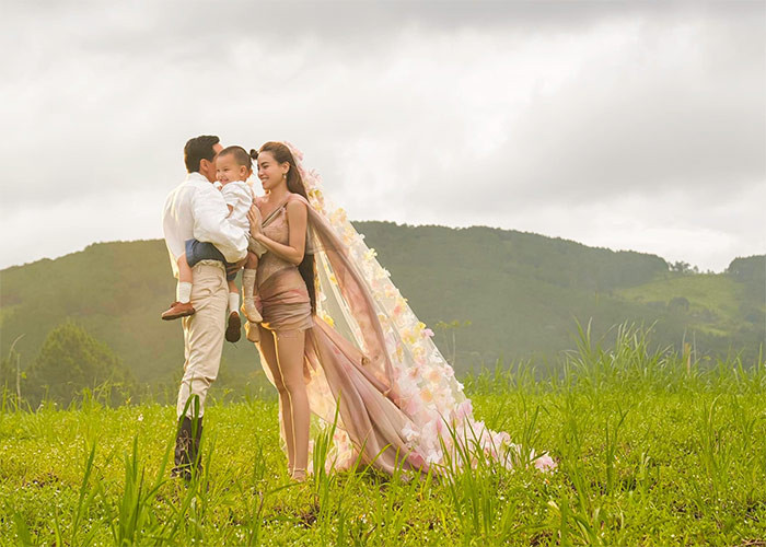 Hồ Ngọc Hà chia sẻ, để có được những cảnh quay đẹp, tự nhiên cùng hai nhóc tì, ê-kíp của cô cũng khá vất vả.