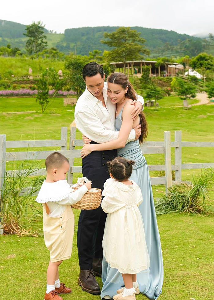 "Kỷ niệm hạnh phúc gia đình. Gặp đúng lúc yêu đúng người - ca khúc được nhạc sĩ Châu Đăng Khoa lấy cảm hứng sáng tác từ tình yêu của Hồ Ngọc Hà - Kim Lý, như một món quà dành tặng nhân dịp tháng sinh nhật gia đình Hồ Ngọc Hà", nữ ca sĩ chia sẻ.