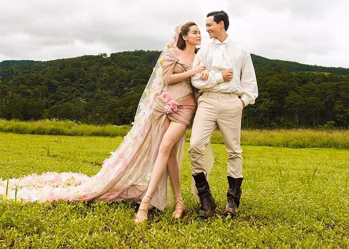 Cách đây 6 năm, Kim Lý từng là nam chính trong MV "Cả một trời thương nhớ". Đây cũng là MV xe duyên giúp họ trở thành một đôi và thành vợ chồng.