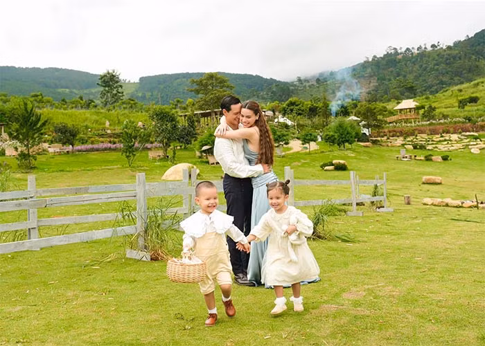 Leon và Lisa được cho là sẽ chiếm spotlight của bố mẹ trong MV "Gặp đúng lúc yêu đúng người".