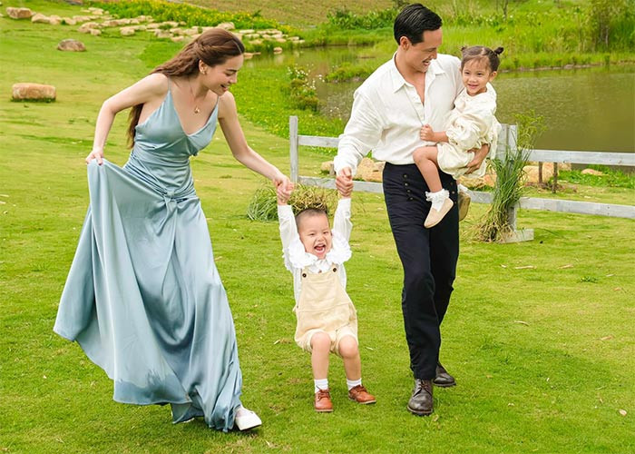 "Mọi người có đoán được những cảnh quay các con của Hà sẽ như nào không ạ. Bật mí sau MV này mấy đứa nó không nhìn mặt tui nữa. Xem xong sẽ rõ", nữ ca sĩ sinh năm 1984 bật mí về MV chuẩn bị ra mắt.