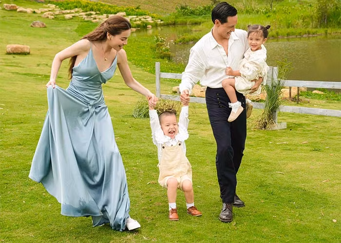 "Mọi người có đoán được những cảnh quay các con của Hà sẽ như nào không ạ. Bật mí sau MV này mấy đứa nó không nhìn mặt tui nữa. Xem xong sẽ rõ", nữ ca sĩ sinh năm 1984 bật mí về MV chuẩn bị ra mắt.