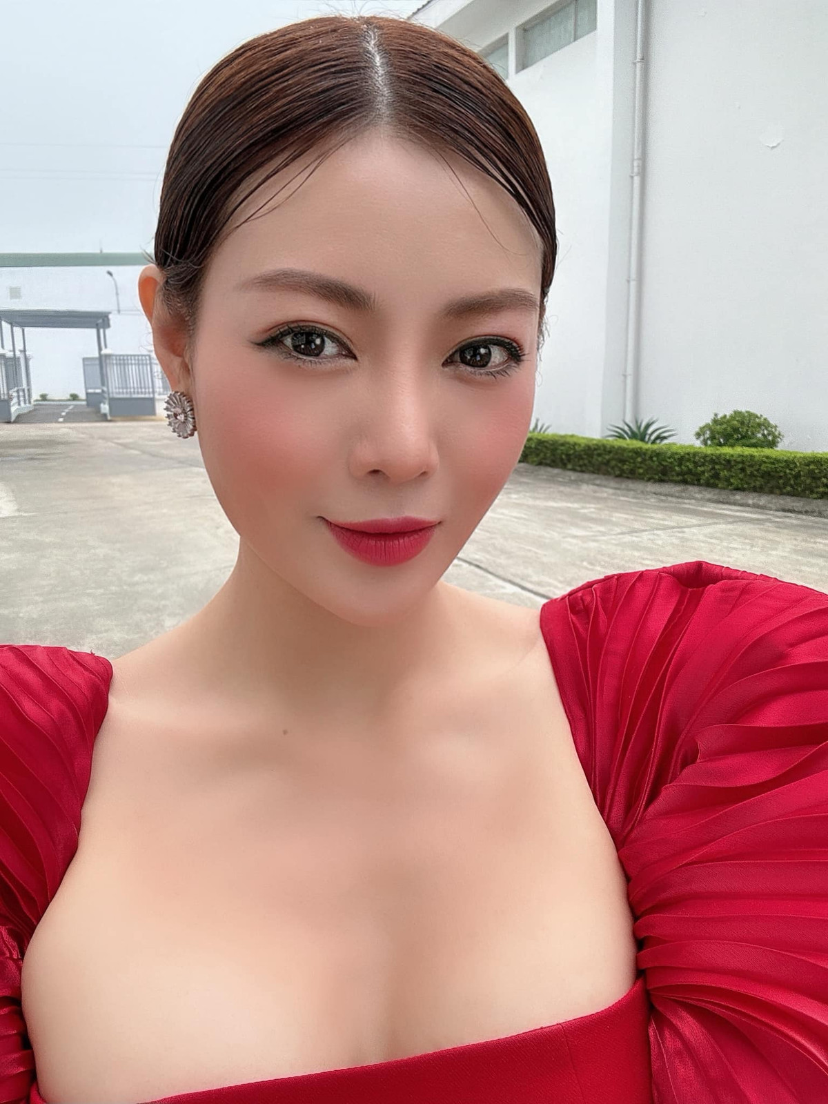 Vóc dáng đẹp cùng làn da trắng mịn màng được người đẹp chăm sóc kỹ lưỡng. Lợi thế ngoại hình giúp Thanh Hương tự tin diện những trang phục ôm sát gợi cảm.