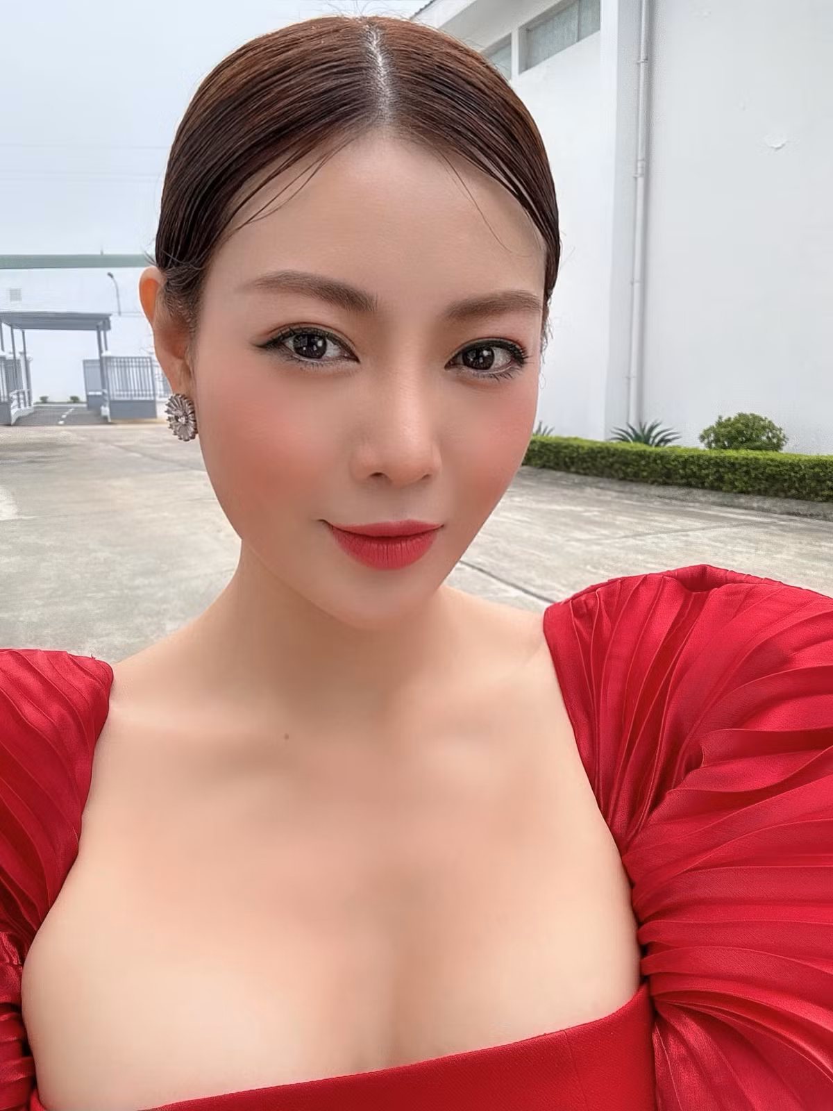 Vóc dáng đẹp cùng làn da trắng mịn màng được người đẹp chăm sóc kỹ lưỡng. Lợi thế ngoại hình giúp Thanh Hương tự tin diện những trang phục ôm sát gợi cảm.