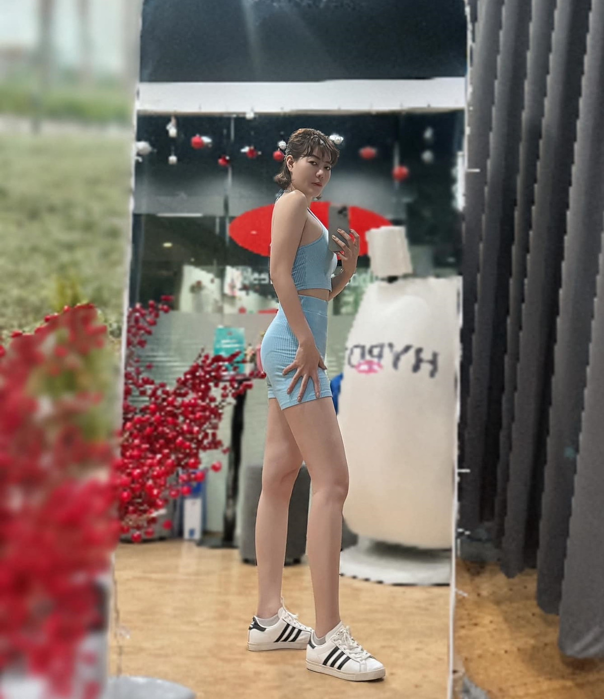 Dưới bức ảnh khoe vòng một căng đầy, eo phẳng lì cùng đôi chân thon, Luyến "lươn" của Cuộc đời vẫn đẹp sao khiến hội "chị - em" thi nhau vào xin bí quyết dưỡng nhan, giữ dáng.