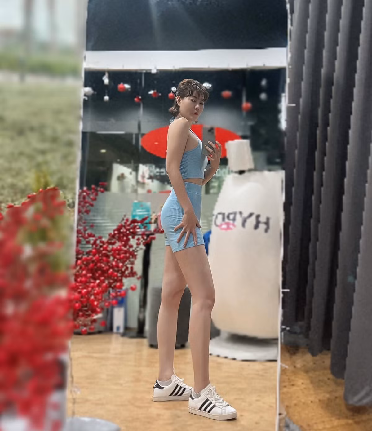 Dưới bức ảnh khoe vòng một căng đầy, eo phẳng lì cùng đôi chân thon, Luyến "lươn" của Cuộc đời vẫn đẹp sao khiến hội "chị - em" thi nhau vào xin bí quyết dưỡng nhan, giữ dáng.