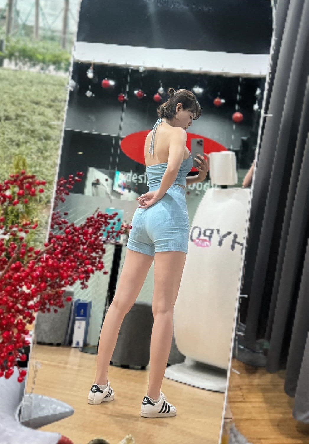 Mỹ nhân sinh năm 1988 khoe vóc dáng nuột nà trong bộ đồ tập ôm sát.
