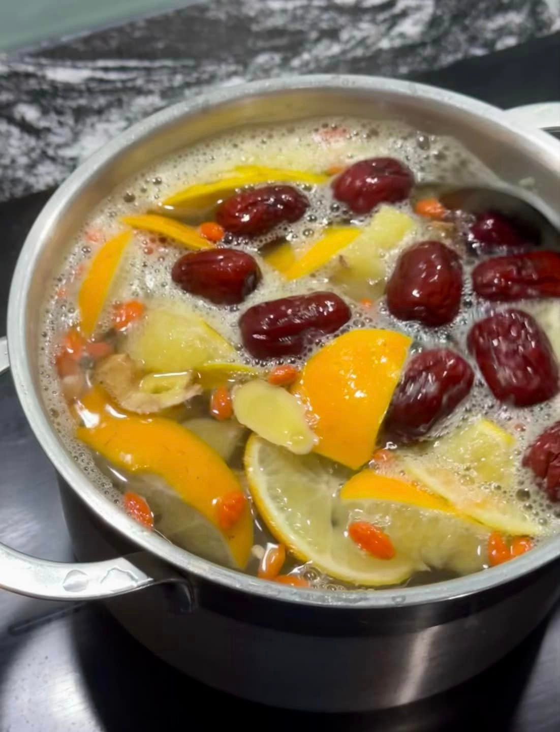 Bà mẹ hai con còn thường sử dụng đồ uống detox, dưỡng nhan từ các loại hạt và quả. Mới đây, mỹ nhân 8X khoe nồi nước tự pha chế tại nhà bằng cách sử dụng táo đỏ, kỷ tử, đường phèn, cam, gừng.