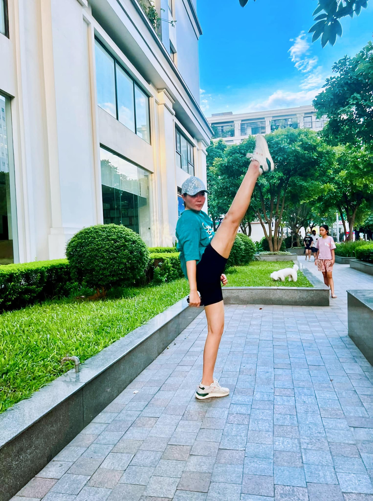 Nữ diễn viên vận động cơ thể mọi lúc mọi nơi.