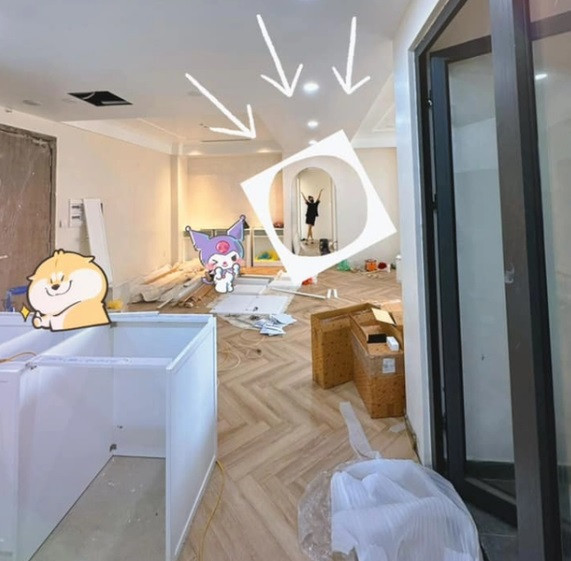 "Thợ thuyền cứ hỏi sao chung cư mà phải làm kỹ quá thế em? - Ơ kìa, tổ ấm mà anh. Ở hay không cũng phải làm kỹ để không những gia đình mình mà khách khứa đến chơi cũng cảm thấy muốn đến hoài, muốn ở mãi. Đó là tài lộc, đó là sự ấm áp, đó là vượng khí của căn nhà!", Bảo Thanh chia sẻ bản thân rất kỹ tính trong quá trình làm nhà mới.