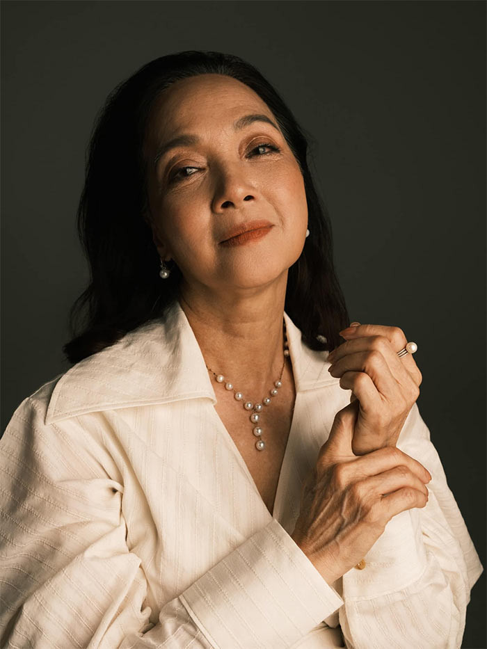 Kể cả khi chỉ trang điểm nhẹ nhàng, ăn vận giản dị, ở Lê Khanh vẫn toát lên vẻ lôi cuốn khó tả.