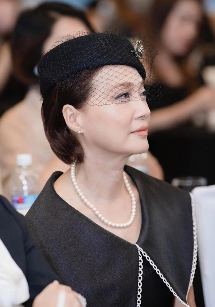 Ở tuổi 60 Lê Khanh vẫn khiến khán giả thương nhớ bởi thần thái sang trọng và có chút gì đó rất bí ẩn.