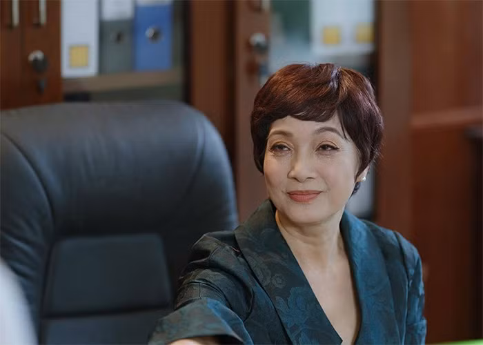 Tuy nhiên, vẻ ngoài của chị trong bộ phim truyền hình "Nơi giấc mơ tìm về" lại gây nhiều tranh cãi nhất là cách trang điểm đôi mắt khiến chị bị mất điểm với khán giả. (Ảnh: VFC)