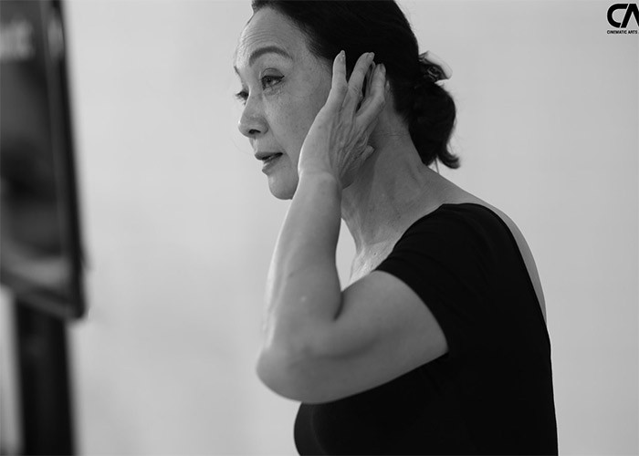 Hình ảnh Lê Khanh giản dị nhưng vẫn rất sang trọng khi làm cô giáo dạy lớp diễn xuất.