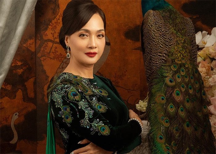 Khi trang điểm đậm, Lê Khanh đẹp một cách mộng mị, hút hồn.