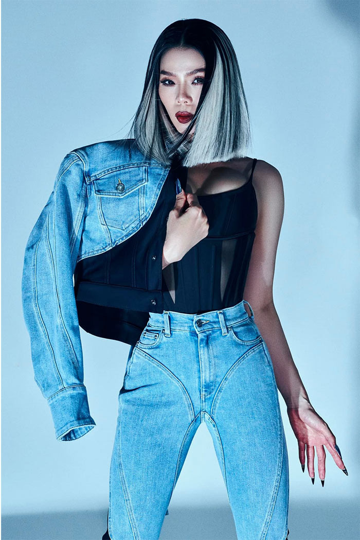 Bộ ảnh mới của "Nữ hoàng bolero" không chỉ gây chú ý vì bố cục, ánh sáng mà còn bởi nữ chính quá gợi cảm.