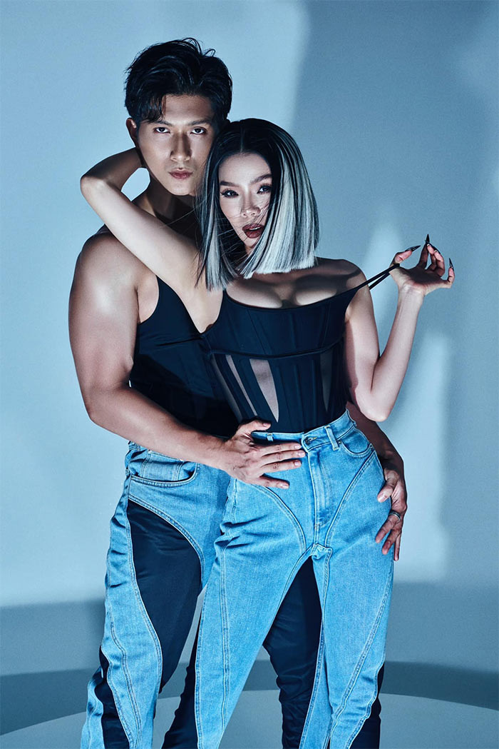 Nữ ca sĩ 42 tuổi tự tin khoe vòng 1 hết cỡ trong chiếc áo hai dây đen, kết hợp cùng quần jeans và áo khoác jeans bên ngoài.