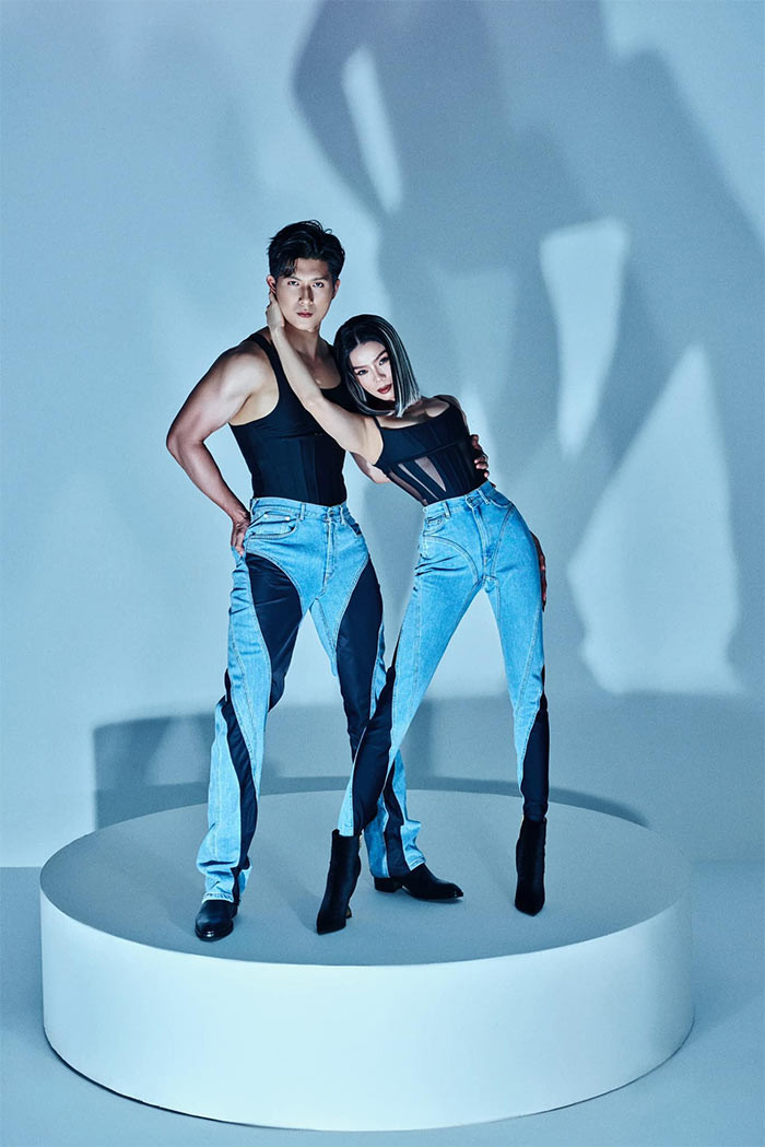 Không sở hữu vòng 1 quá khủng nhưng nữ ca sĩ rất tự tin với đôi gò bồng đảo đẹp mắt, vừa vặn với cơ thể.