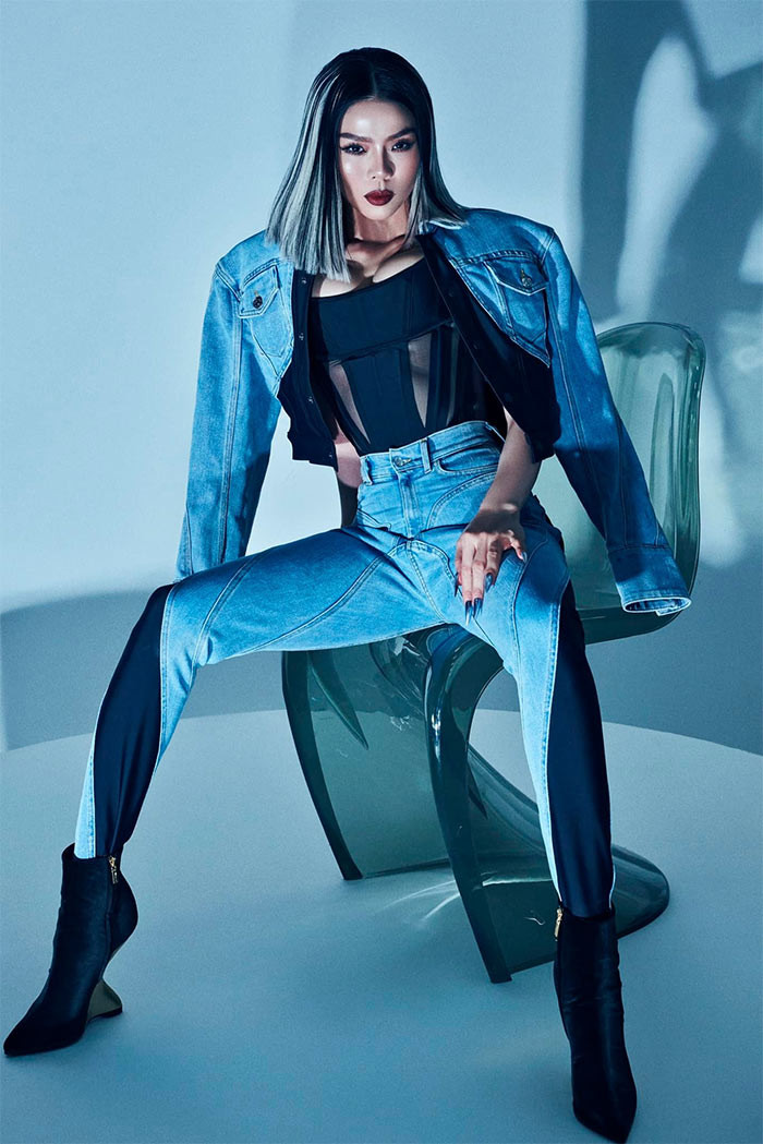 Vẻ cool ngầu và sexy của Lệ Quyên khiến người xem thích thú.