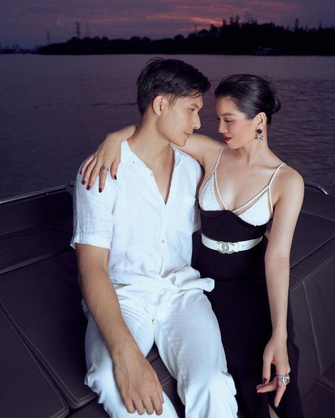 Cả hai thường xuyên khoe những khoảnh khắc tình tứ, lãng mạn trên trang cá nhân và đang tận hưởng cuộc sống lứa đôi hạnh phúc, viên mãn.