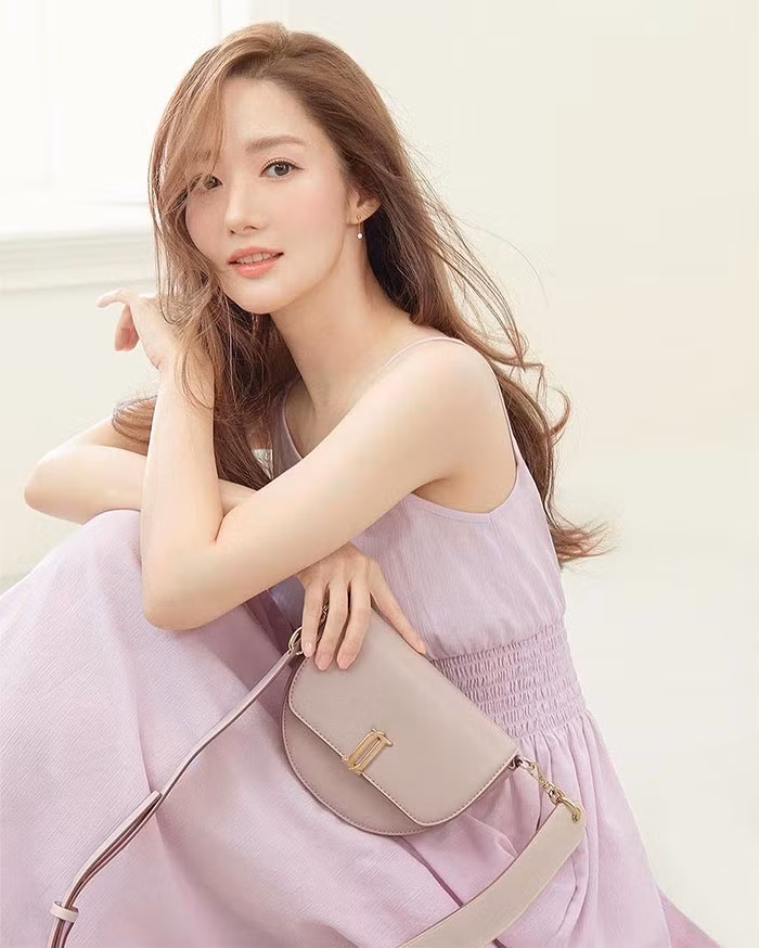Nhờ nổi tiếng cùng vẻ đẹp mong manh nữ tính nên ngoài nghiệp diễn, Park Min Young còn rất đắt show quảng cáo. (Ảnh: Instagram)