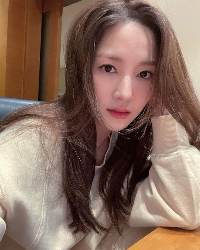 Nữ diễn viên 37 tuổi hạn chế trang điểm, mỗi khi đi ra ngoài cô chỉ bôi kem chống nắng và thoa son. (Ảnh: AsianWiki)