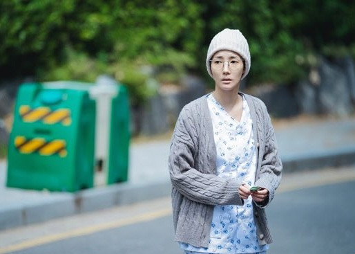 Tạo hình bệnh nhân ung thư gầy guộc, hốc hác của nữ diễn viên "Thư ký Kim sao thế?" khiến người hâm mộ choáng váng và khâm phục với sự hy sinh cho vai diễn của Park Min Young. (Ảnh: Instagram)