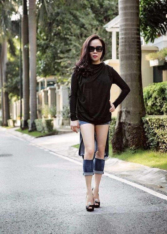 Nữ doanh nhân chẳng kém cạnh đàn em khi từng sở hữu một bộ sưu tập quần jeans style cái bang.