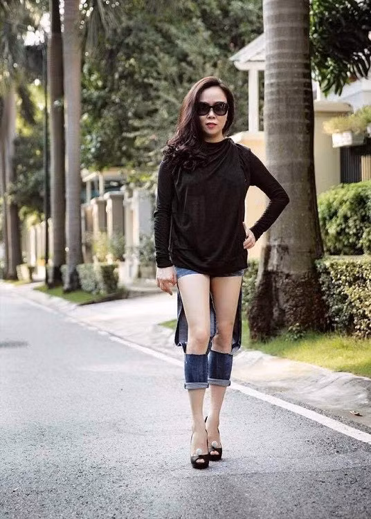 Nữ doanh nhân chẳng kém cạnh đàn em khi từng sở hữu một bộ sưu tập quần jeans style cái bang.