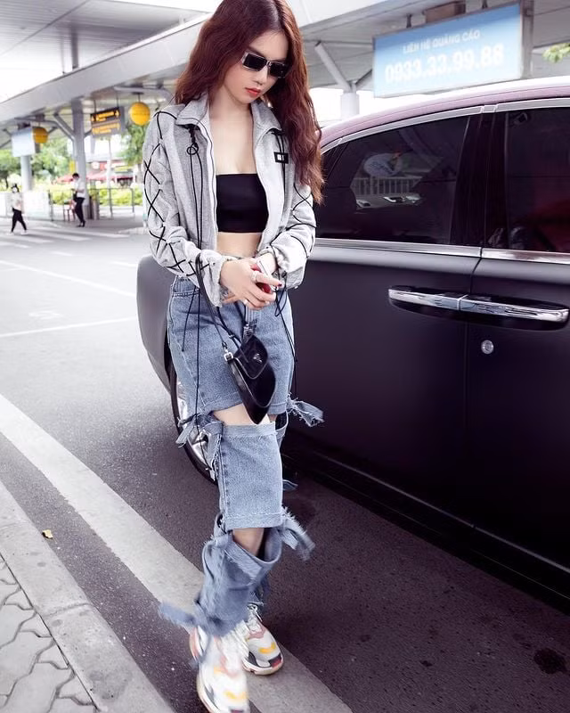 Ngọc Trinh từng lăng xê cho mốt cắt xẻ "tưng bừng" nổi bần bật trên phố.