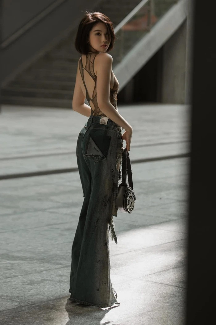 Vóc dáng đẹp nuột nà giúp mỹ nhân 8X cân mọi trang phục kén người mặc.