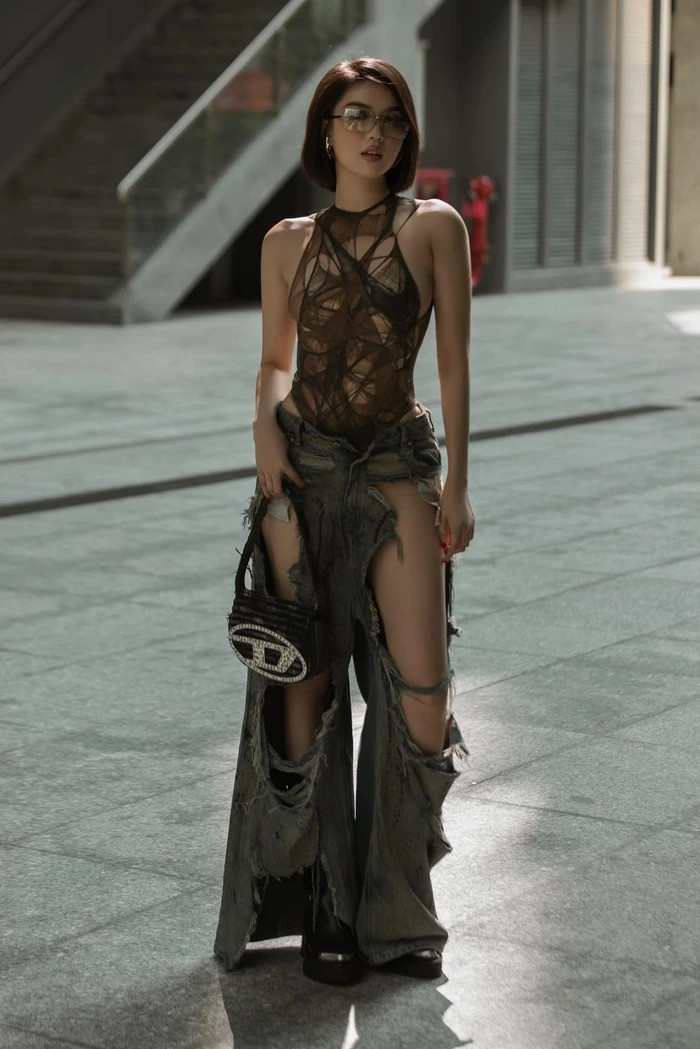 Dù theo style rách tả tơi như cái bang nhưng chân dài gốc Trà Vinh vẫn toát lên thần thái cực đỉnh.