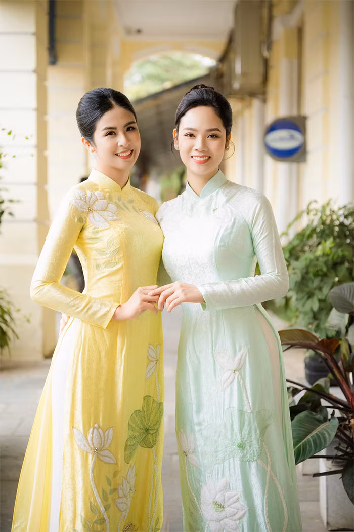 Đứng cạnh đàn em Ngọc Hân nhan sắc và độ trẻ trung của Mai Phương không hề bị "dìm" mà ngược lại cô được khen là quá trẻ so với tuổi.