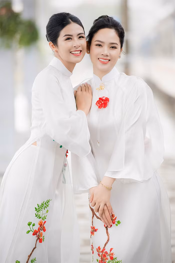 Người đẹp sinh năm 1985 cùng Hoa hậu Ngọc Hân ghi hình cho trailer quảng bá về lễ hội tại nhà ga Hải Phòng, một biểu tượng về lịch sử của thành phố cảng.