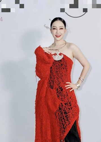 Gần chạm ngưỡng 40 nhưng Linh Nga vẫn xinh đẹp rạng ngời.