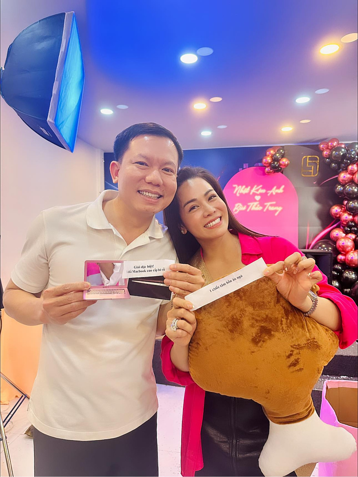 Nhat Kim Anh sinh nhat hoanh trang, duoc tang ca bo hoa vang mieng