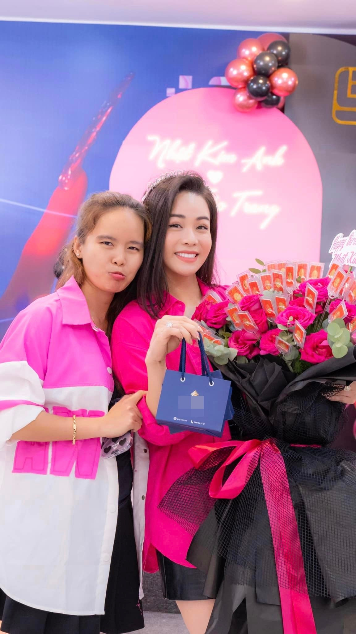 Gây choáng váng hơn cả bó hoa bằng vàng miếng mà nữ ca sĩ được tặng có giá trị không hề nhỏ.