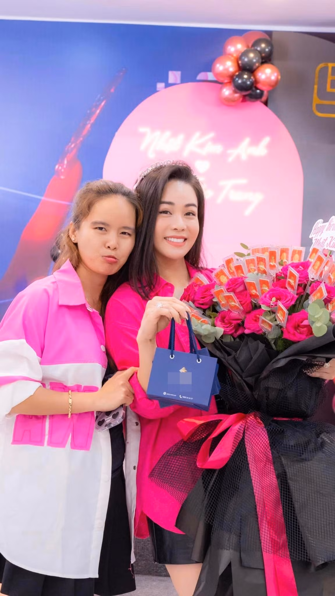 Gây choáng váng hơn cả bó hoa bằng vàng miếng mà nữ ca sĩ được tặng có giá trị không hề nhỏ.