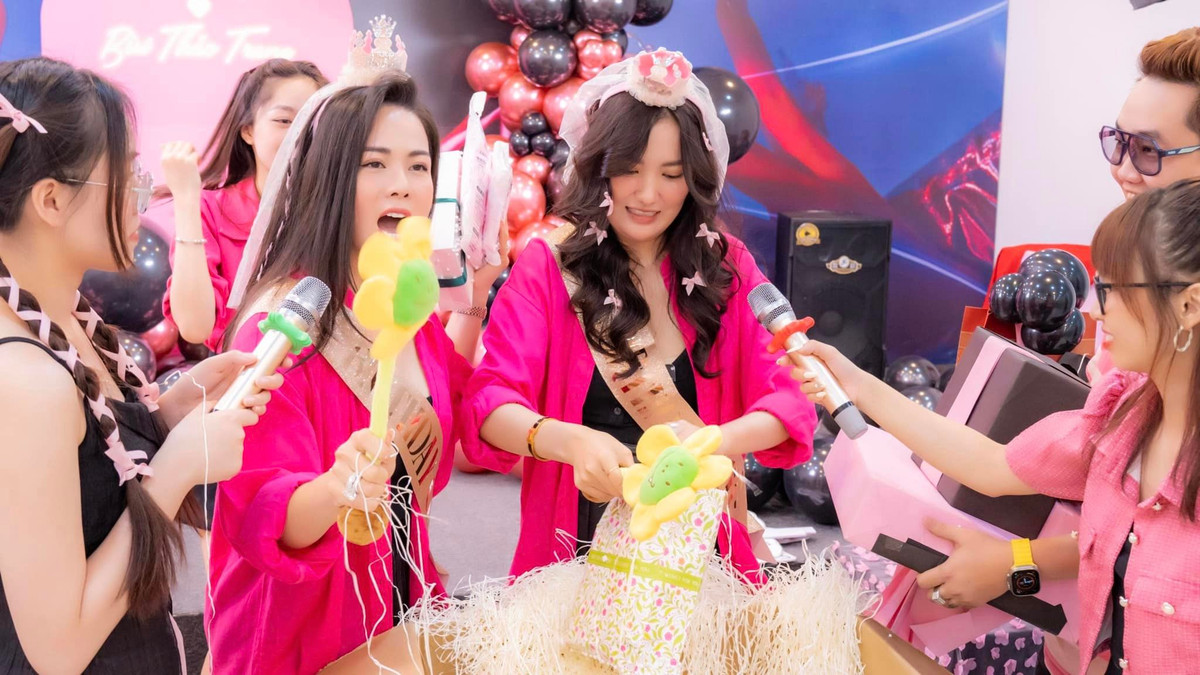 Nữ ca sĩ kiêm doanh nhân đón tuổi mới trong buổi tiệc nhiều sắc màu do bạn bè và đồng nghiệp tổ chức.