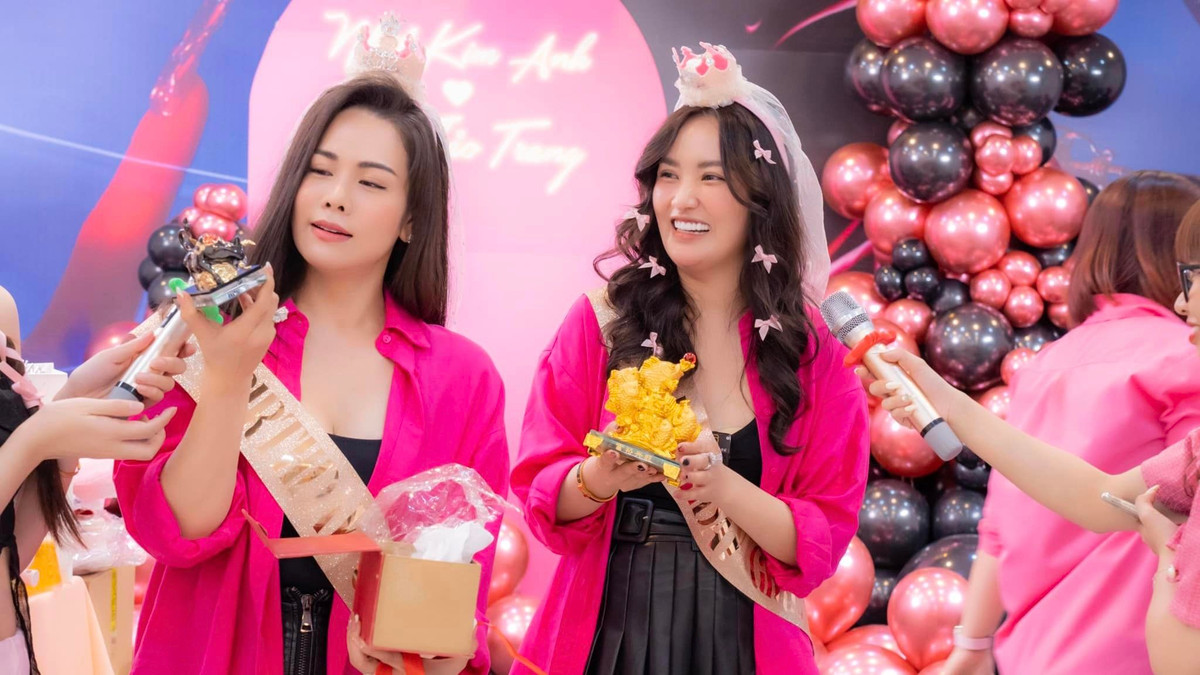 Trước đó, dù chưa tới sinh nhật nhưng Nhật Kim Anh đã hào hứng khoe được các nhân viên trong công ty "rần rần" tặng quà.