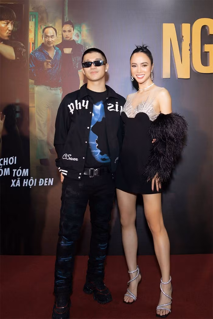 “Tôi và Ngọc Anh luôn hỗ trợ nhau phát triển sự nghiệp, cùng tận hưởng những khoảnh khắc thư giãn. Ngọc Anh là cô gái thú vị. Khi mới tiếp xúc, tôi đã nghĩ cô ấy thuộc tuýp cứng đầu nhưng trải qua thời gian, tôi phát hiện cô ấy sẵn sàng lắng nghe, tiếp thu ý kiến và rút kinh nghiệm. Ngoài ra cô ấy biết suy nghĩ, thích quan tâm đến người khác”, Cường Seven chi sẻ với Tiền phong về bạn gái Ngọc Anh.