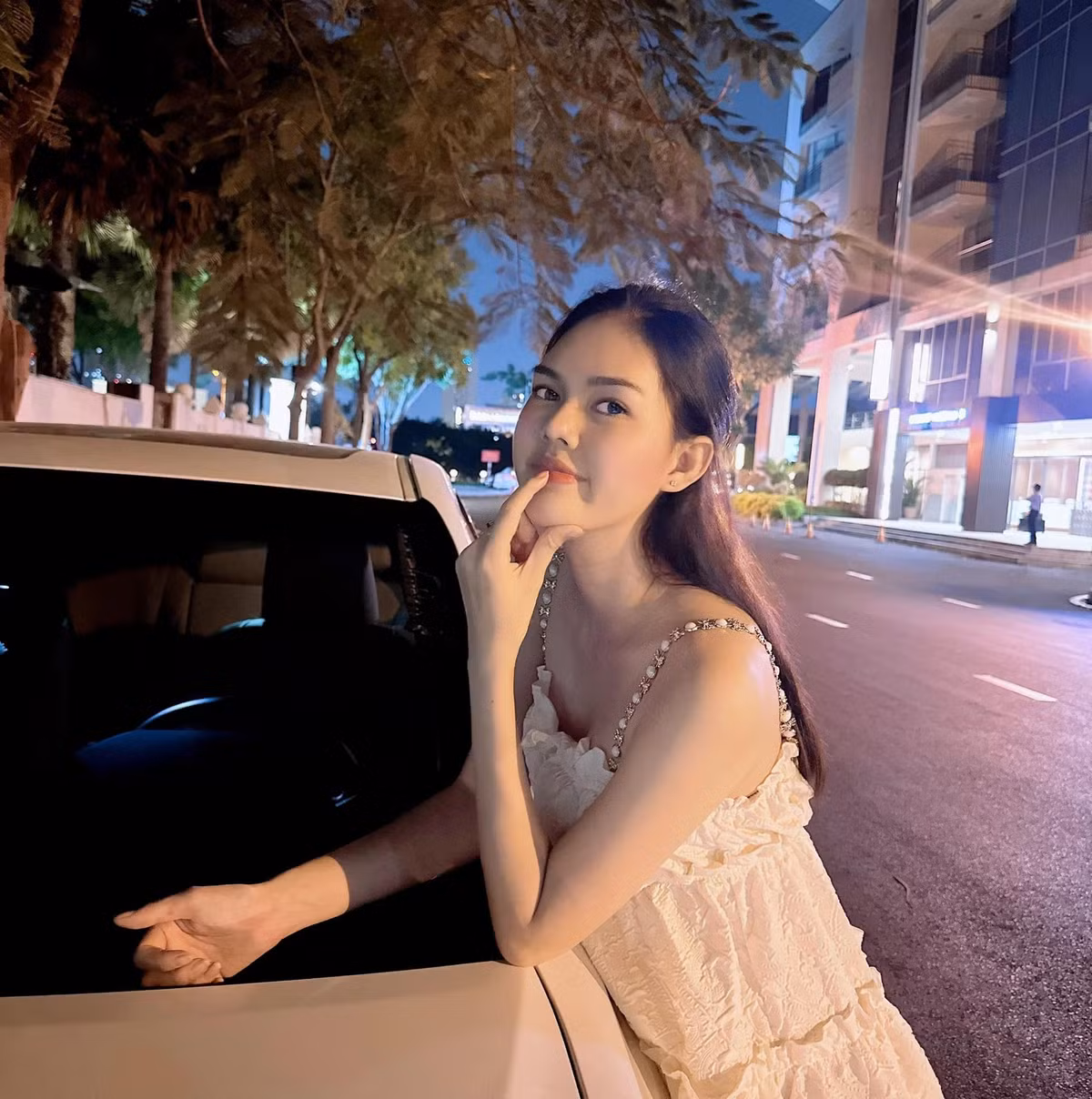 Trên trang cá nhân, người mẫu sinh năm 1996 còn dí dỏm chia sẻ: "Hồi trước toàn được ra giá tiền tỷ không à, sao giờ xuống còn có mấy trăm vậy ta, chắc năm nay em già rớt giá rồi mấy anh chị ôi...".