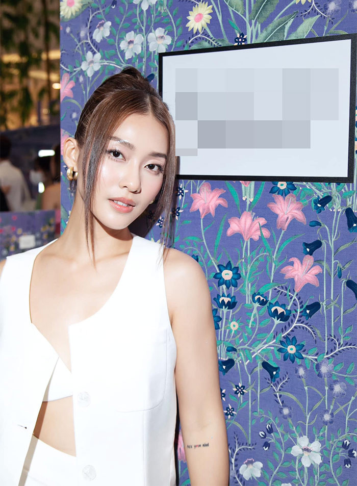 Mặc dù sở hữu vòng 1 khiêm tốn nhưng nữ diễn viên "Gia đình mình vui bất thình lình" rất thích mặc style gợi cảm.