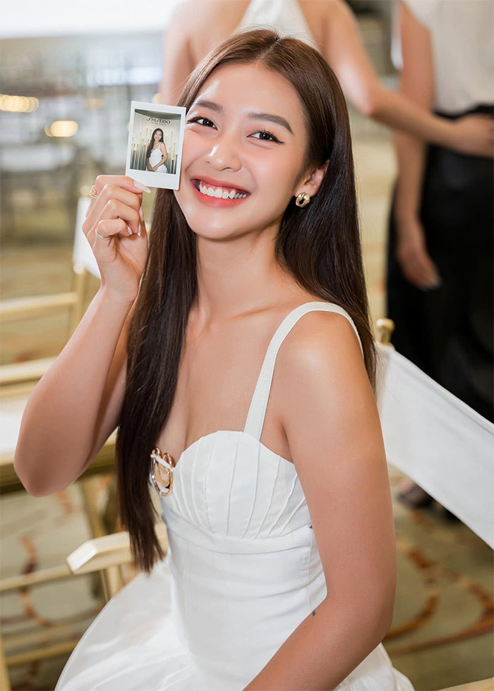 Khả Ngân luôn biết cách tạo sức hút với những style nửa kín nửa hở như thế này.