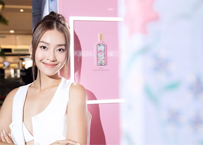 Vóc dáng nhỏ nhắn, khuôn mặt xinh xắn, diễn xuất ngày càng tiến bộ, Khả Ngân đang là nữ diễn viên được nhiều khán giả yêu mến qua loạt phim truyền hình "11 tháng 5 ngày", "Gia đình mình vui bất thình lình".