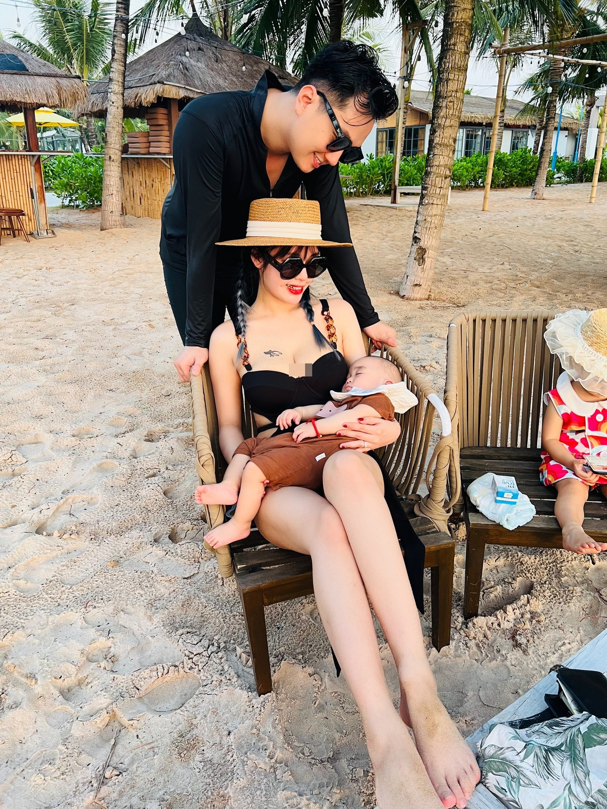 Sau sinh nở, bà xã diễn viên Phạm Anh Tuấn được khen ngày càng xinh đẹp, quyến rũ đúng chuẩn "gái một con trông mòn con mắt".